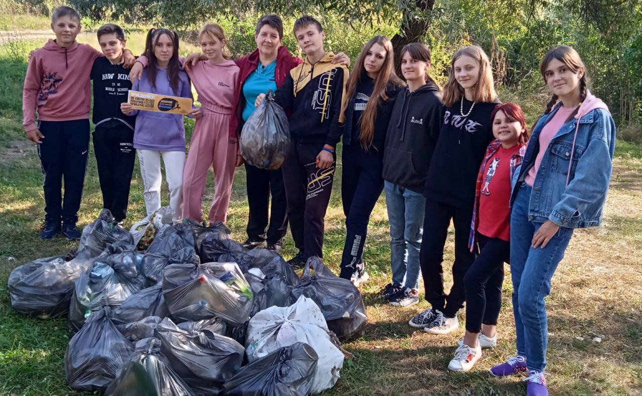 Калениківські учні зібрали 100 кг сміття на березі річки Псел