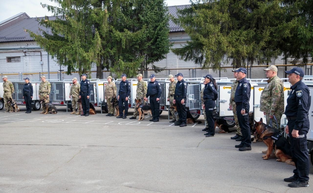 Поліцейським передали спецобладнання для перевезення службових собак