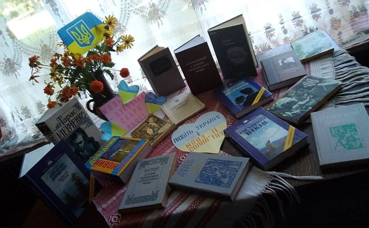 До Всеукраїнського дня бібліотек у Пащенківській читальні відкрили книжкову виставку