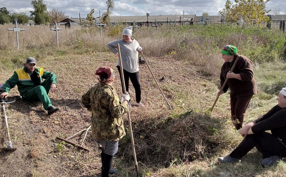 У Калениках навели лад на кладовищі