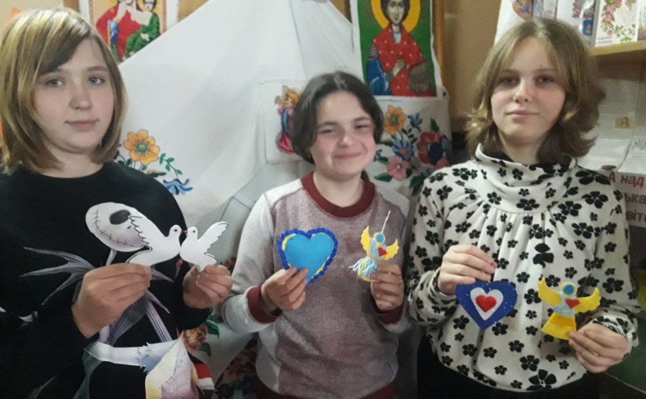 Учнівська молодь громади виготовляє обереги для ЗСУ