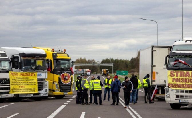 На кордоні з Польщею на в’їзд в Україну очікують понад дві тисячі вантажівок