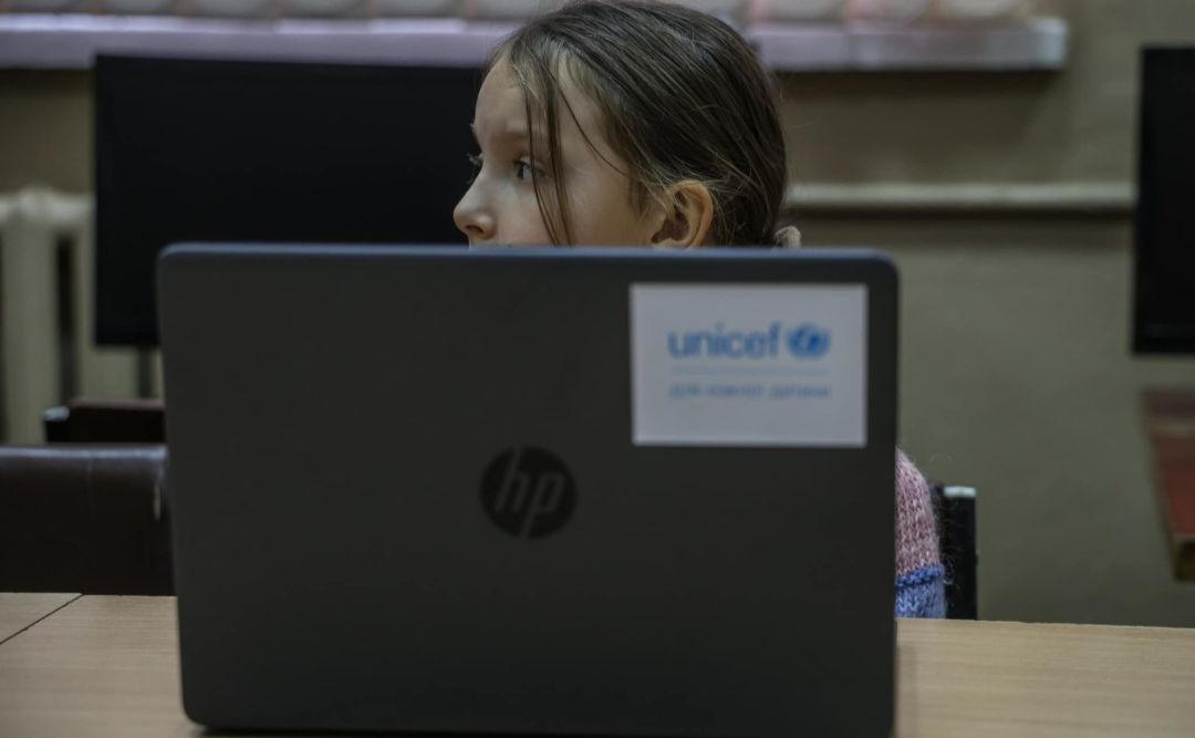 ЮНІСЕФ доставив майже 29 тисяч ноутбуків для українських школярів