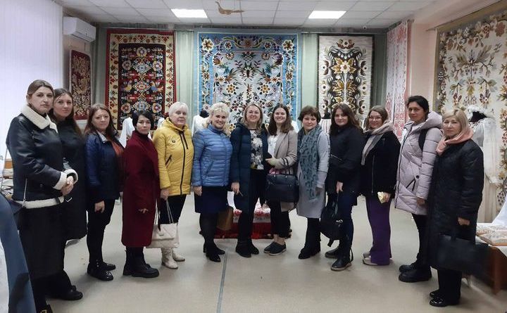 Всеукраїнський центр вишивки та килимарства відвідали освітяни Полтавщини
