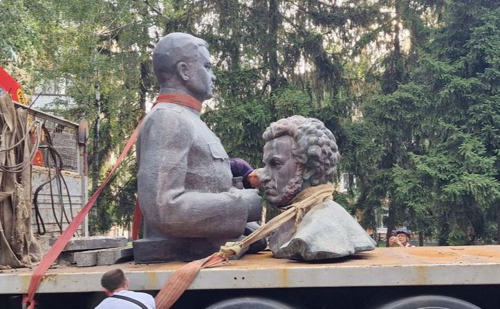 Демонтовані у Полтаві пам’ятники передадуть в музей на Сумщину
