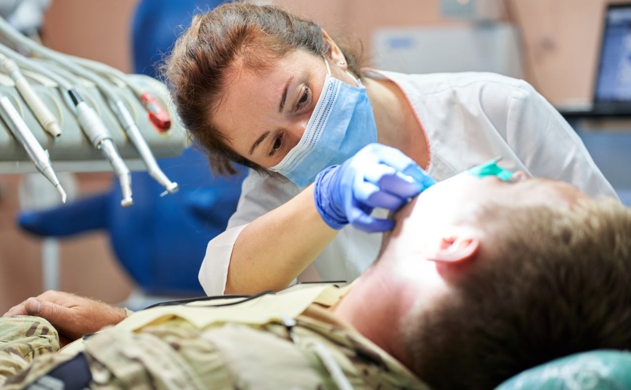 У обласному центрі стоматології військовим безкоштовно протезують зуби