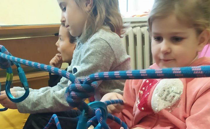 Юні туристи-краєзнаців вчаться плести туристичні вузли