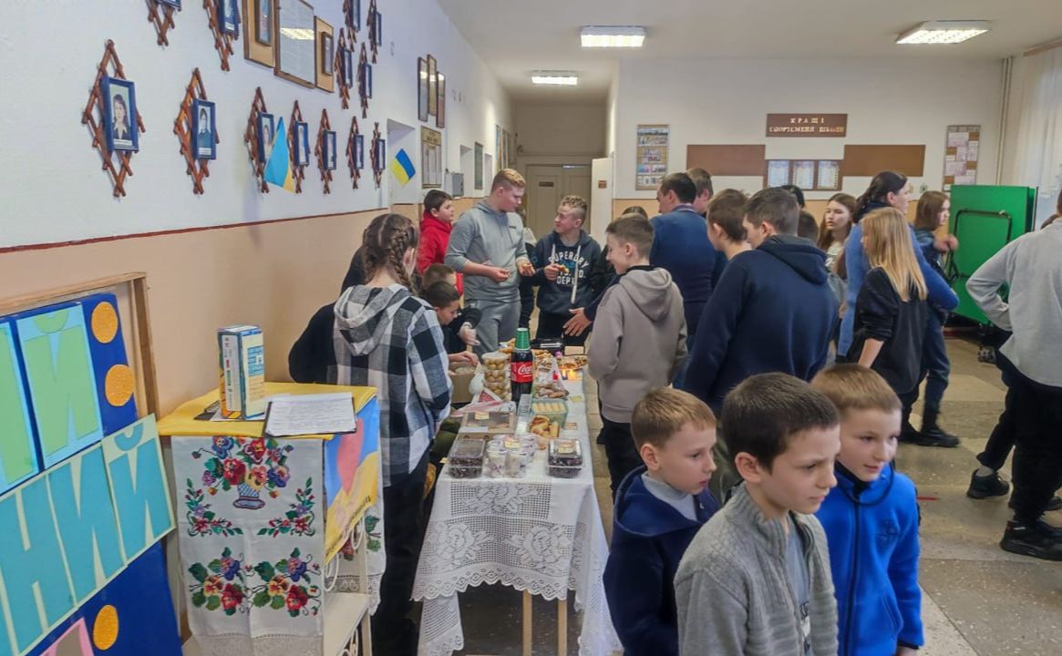 У Малобакайському навчальному закладі зібрали 15 тисяч на підтримку ЗСУ