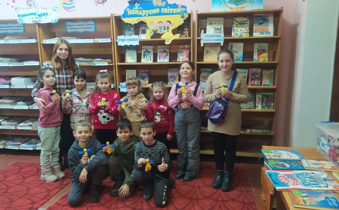 Юні туристи-краєзнавці виготовили обереги для захисників