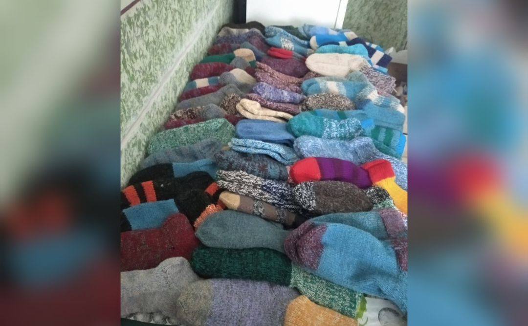 Малобакайські майстрині не припиняють забезпечувати бійців шкарпетками
