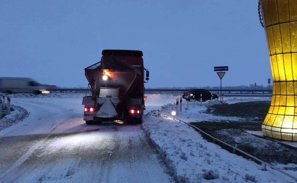 За вихідні дорожники використали понад 600 тонн протиожеледної суміші