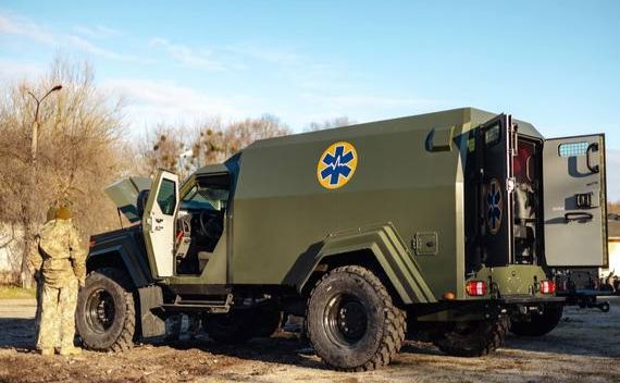 Україна отримала ще дві броньовані автівки швидкої медичної допомоги