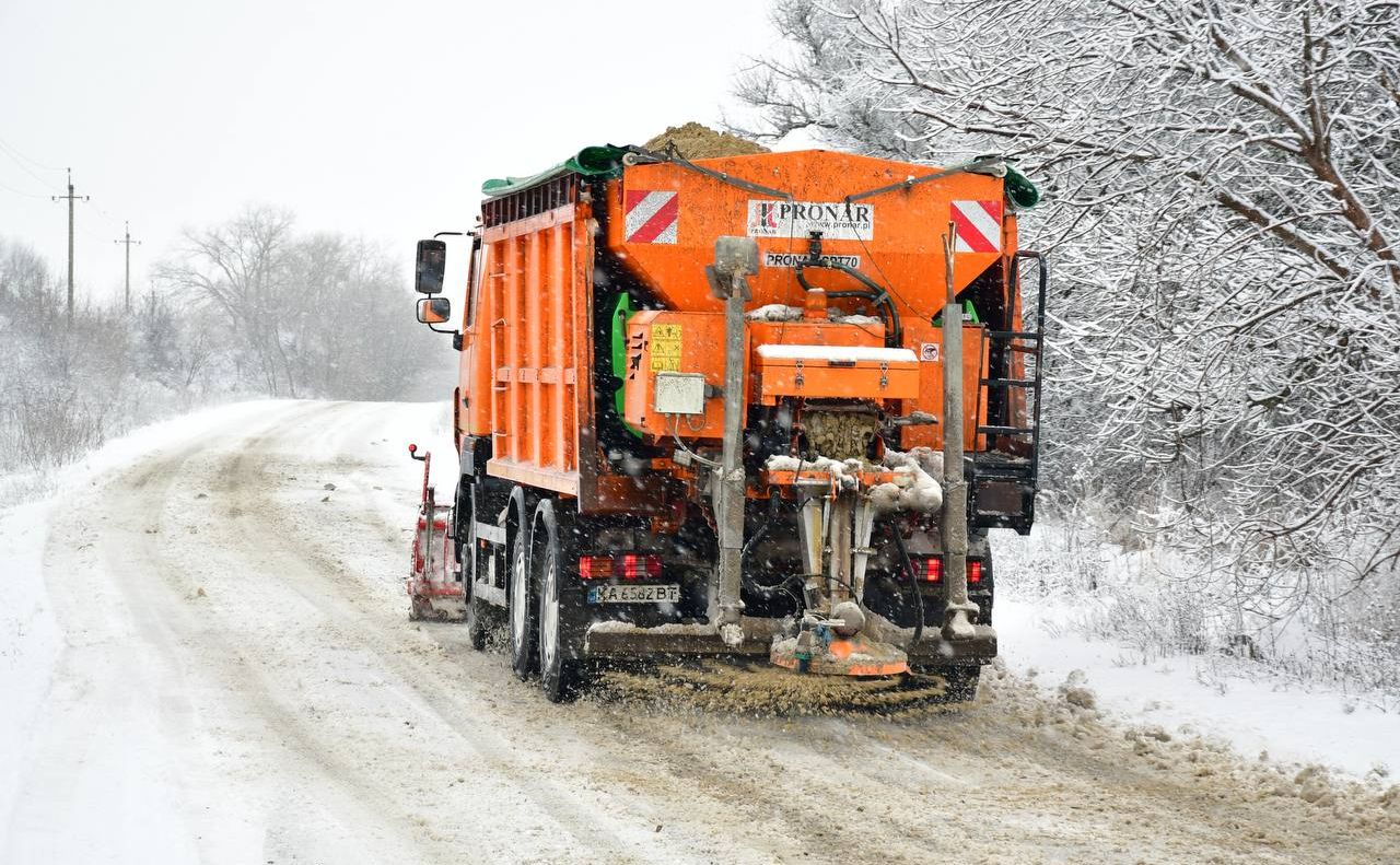 За минулу добу на автошляхи Полтавщини висипали 1,2 тисячі тонн протиожеледної суміші