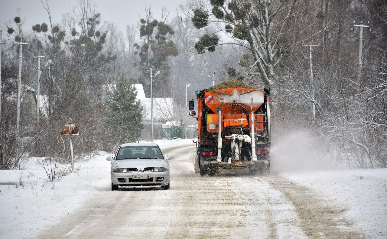 Більше 40 одиниць спецтехніки чистили дороги Полтавщини від снігу та ожеледі
