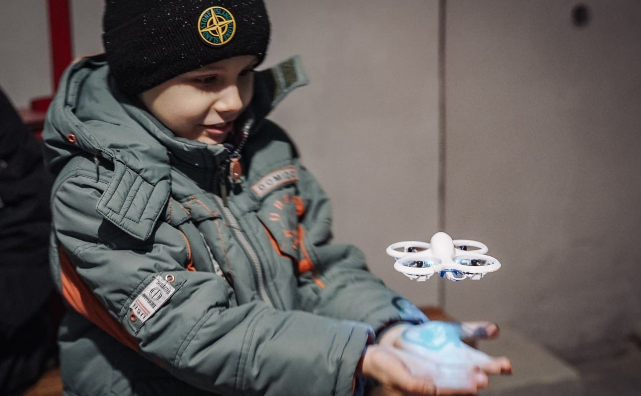 Полтавських школярів вчать керувати дронами