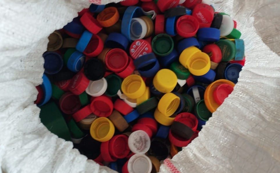 «Ворогам — кришка»: у громаді збирають пластикові кришечки для ЗСУ