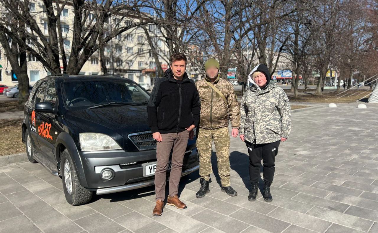 Захисникам із Решетилівщини передали чергове авто