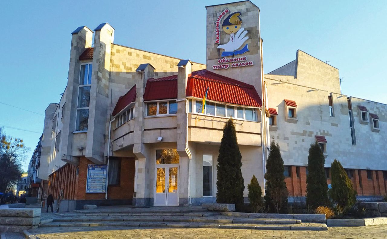 Обласний театр ляльок долучився до всеукраїнської мирної акції до дня трагедії у драмтеатрі Маріуполя