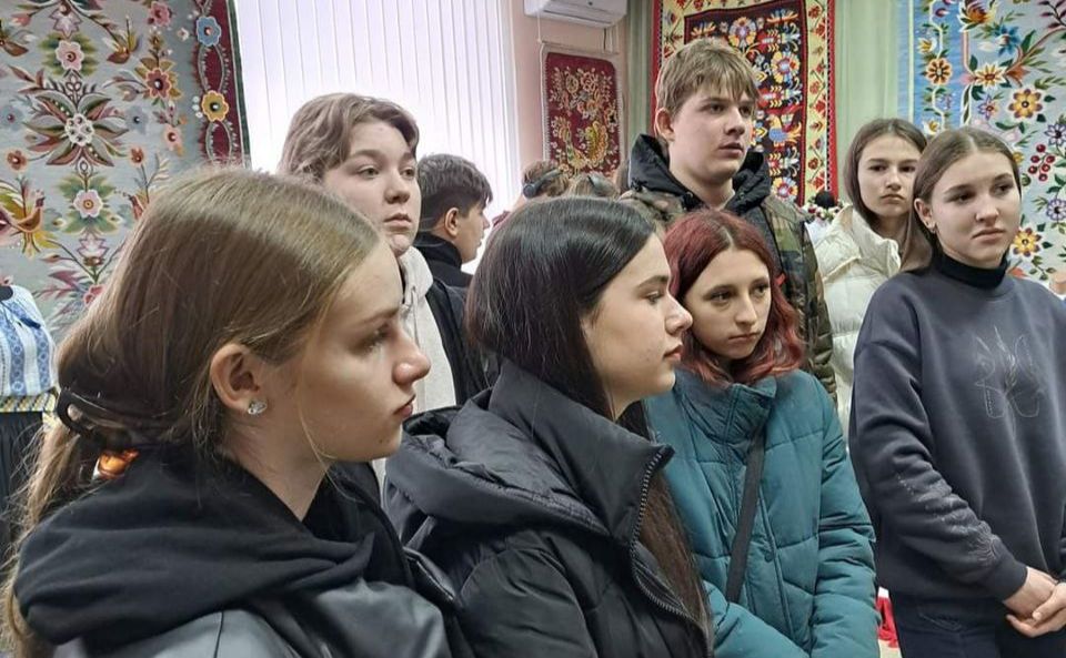Школярі з Полтави відвідали Всеукраїнський центр вишивки та килимарства