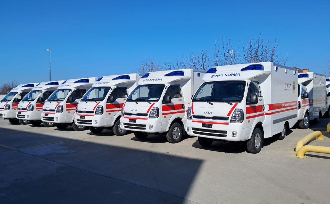 Корея передала Україні 70 автівок швидкої допомоги