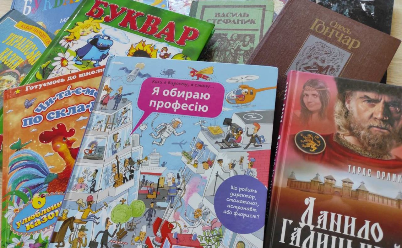 «Вільні читають українською»: навчальні заклади приєдналися до Всеукраїнського проекту збору книжок