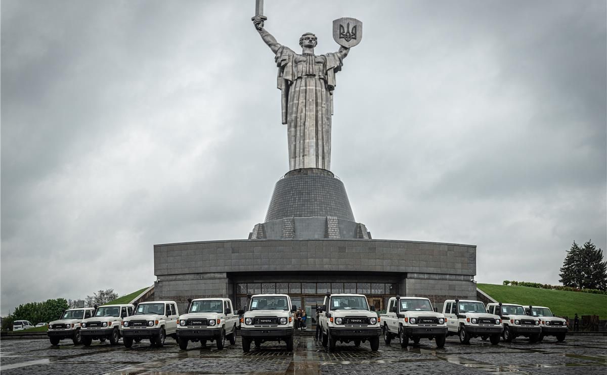 Україна отримала від Німеччини 10 автівок для розмінування територій