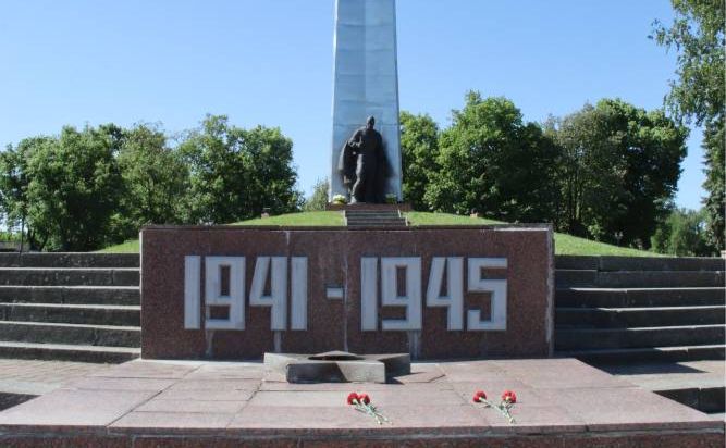 З нагоди Дня пам’яті у Решетилівці поклали квіти до Меморіалу Слави