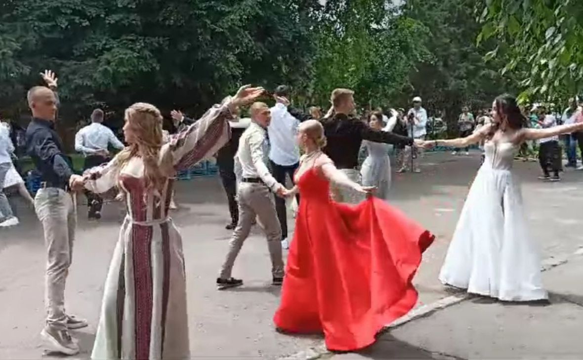 У Решетилівці випускники танцювали благодійний вальс