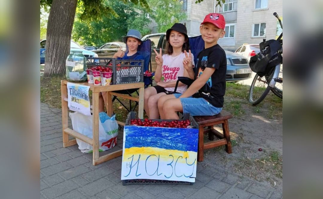 Юні патріоти із Решетилівки продають ягоди, щоб зібрати кошти для ЗСУ