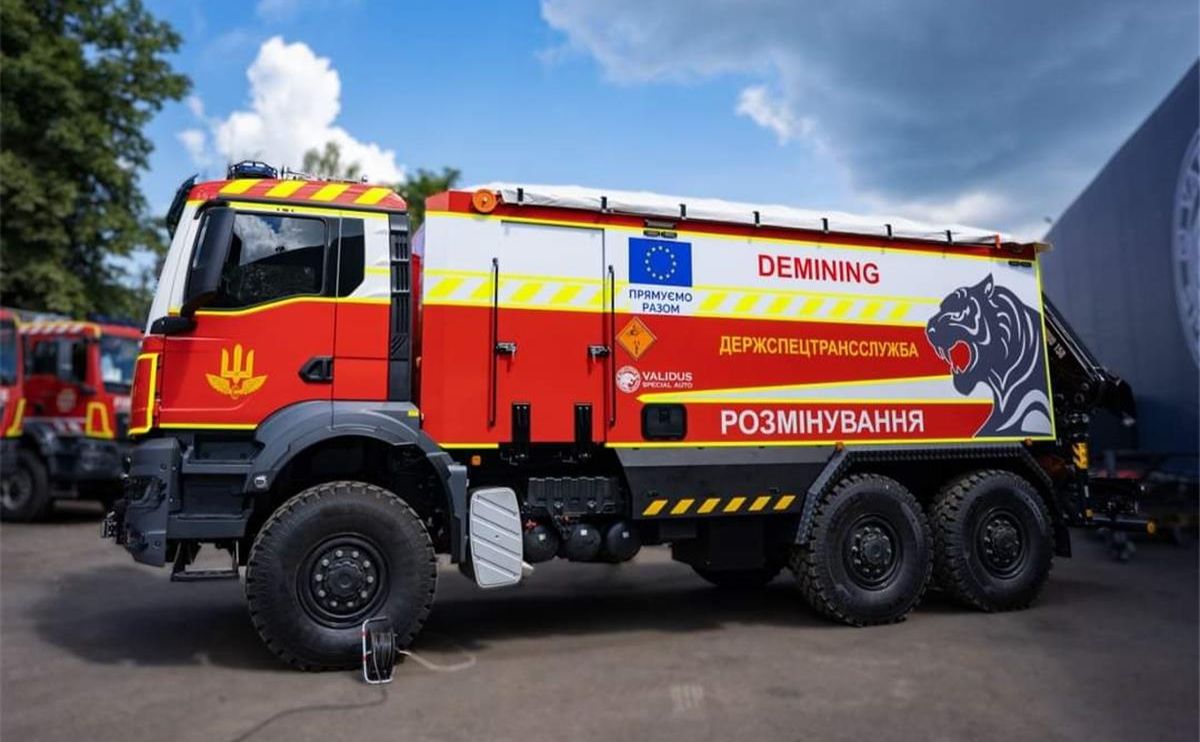 В Україну доставили піротехнічні машини для вивезення вибухонебезпечних ...