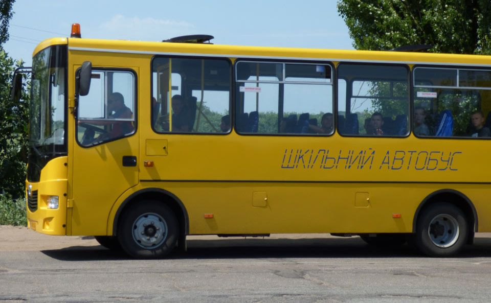 Шкільні автобуси готують до виїзду на маршрути