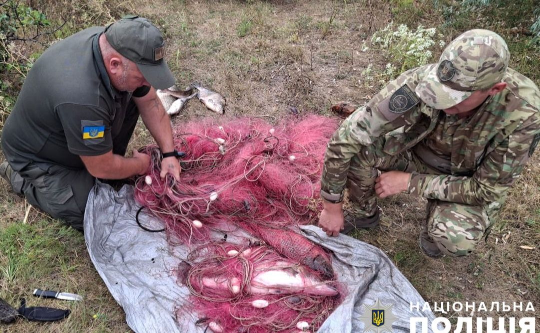 Наловили риби — повезли мотоциклом у сітках додому