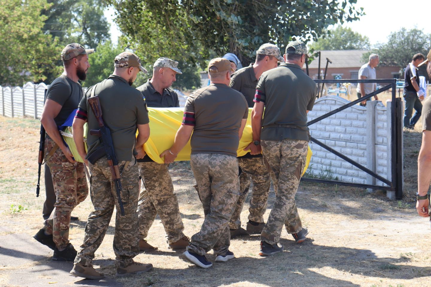 У селі Каленики Решетилівської громади попрощалися із воїном Денисом Моспанком