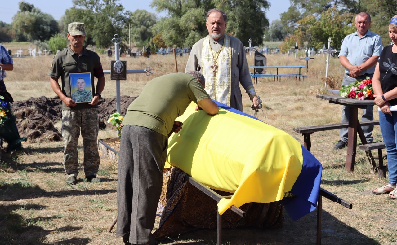 У селі Каленики Решетилівської громади попрощалися із воїном Денисом Моспанком