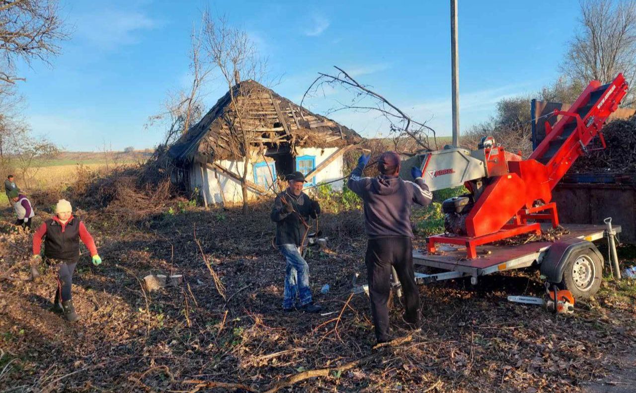 Осінні будні комунальників, або Як чепурять громаду до зими