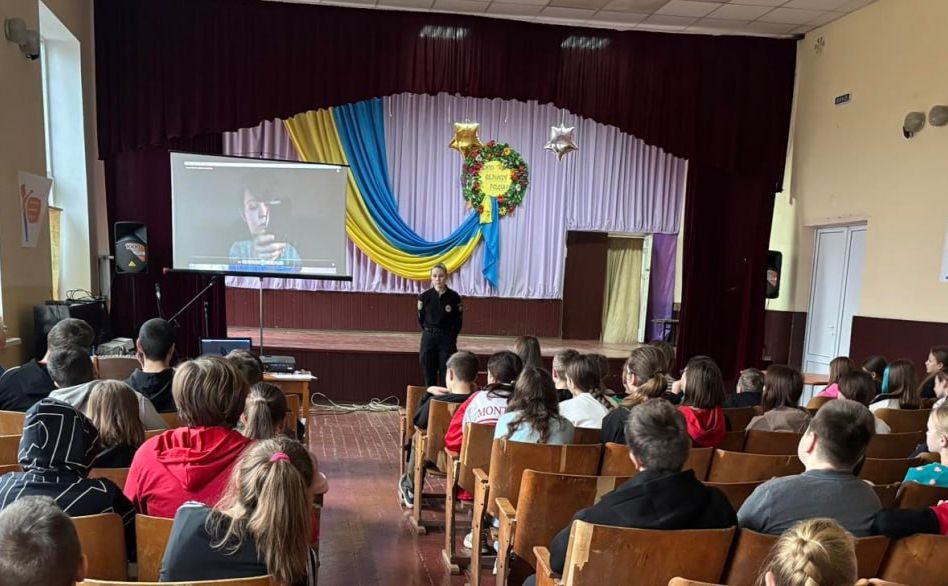 Покровські школярі долучилися до акції «16 днів проти насильства»