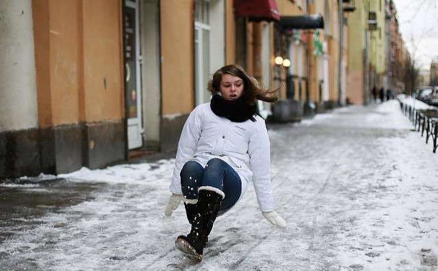 До уваги водіїв та пішоходів: через несприятливу погоду сьогодні на дорогах ожеледиця