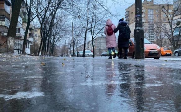 До уваги водіїв та пішоходів: через несприятливу погоду сьогодні на дорогах ожеледиця