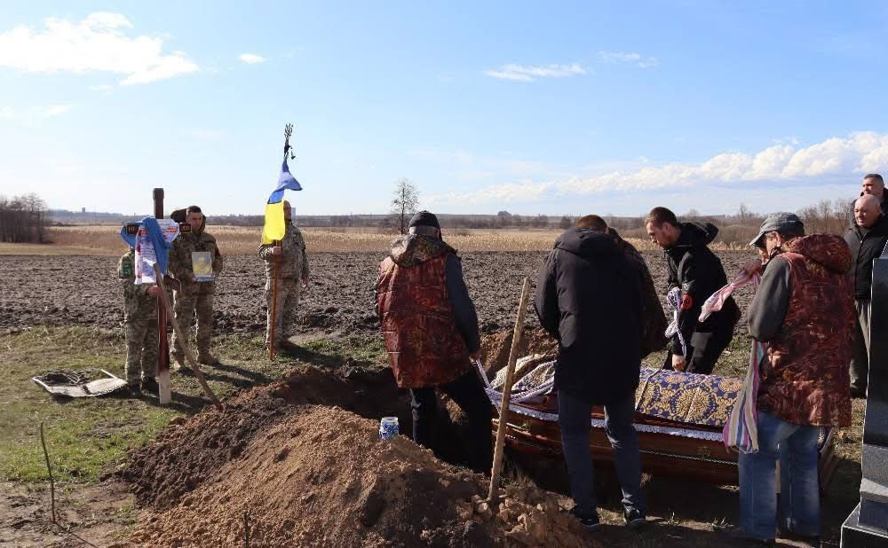 У Лучках попрощалися з військовим Русланом Вишатицьким