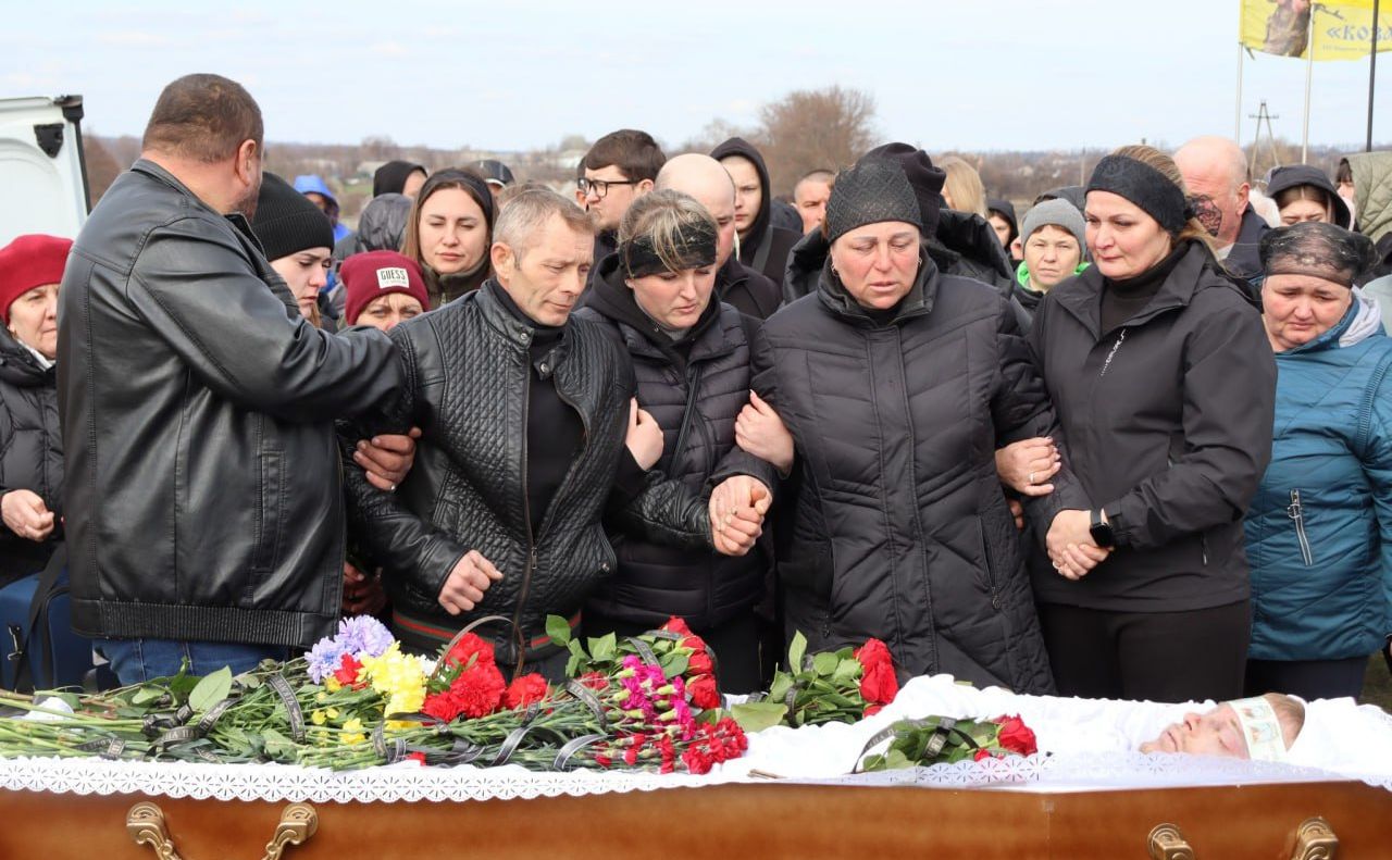 «Такий молодий, хороший, чесний!»: Решетилівська громада попрощалася із Олександром Книшем