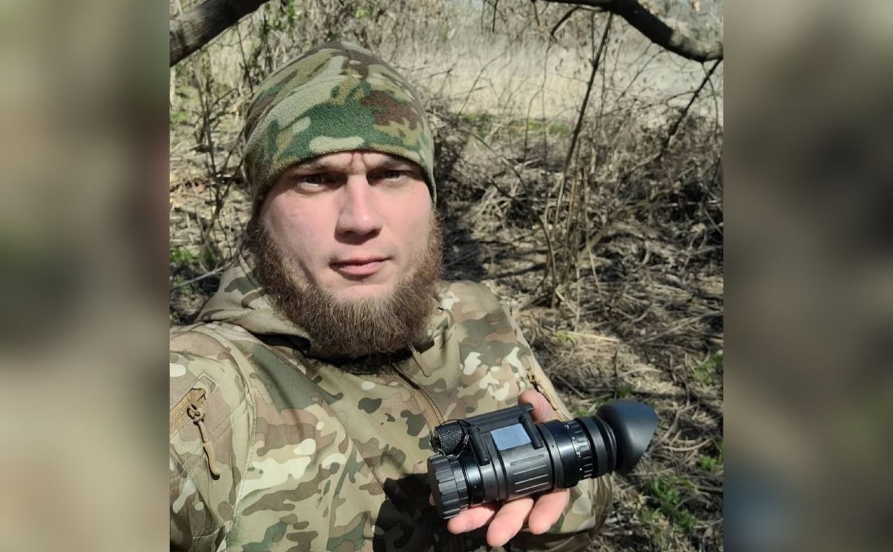 Віктор Музика — із пристроєм нічного бачення на фронті
