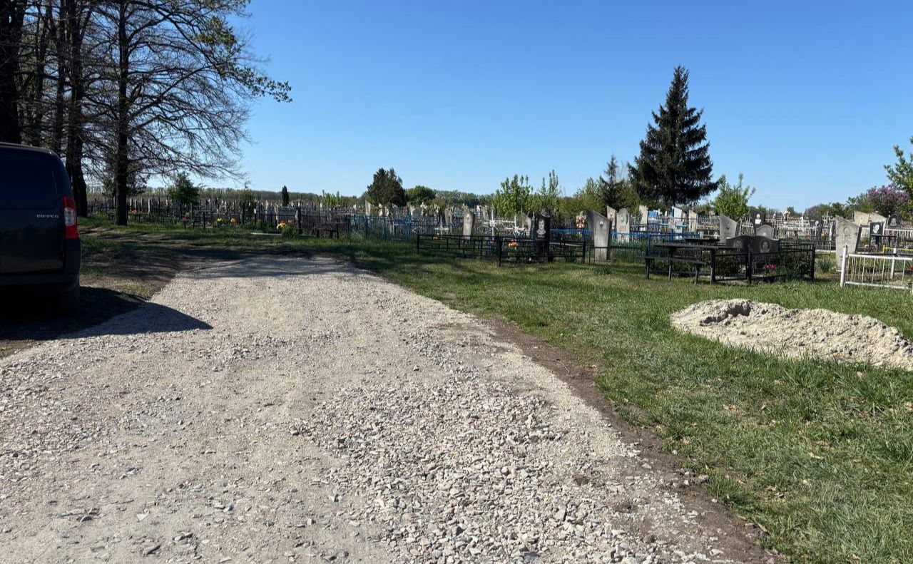 У Покровському та Решетилівці зробили дорогу на кладовище