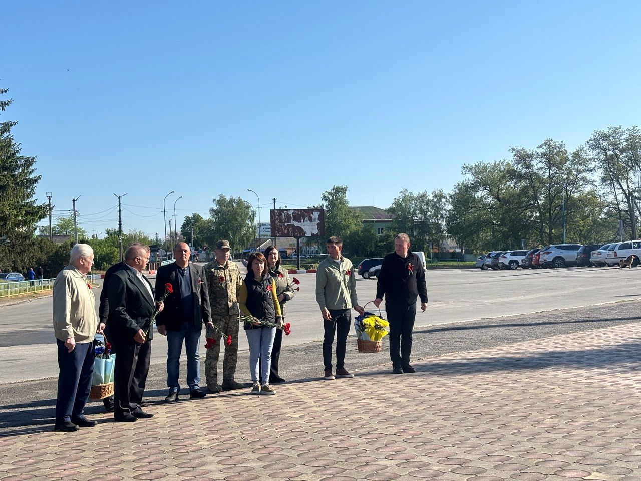 У Решетилівці поклали квіти до меморіальних комплексів