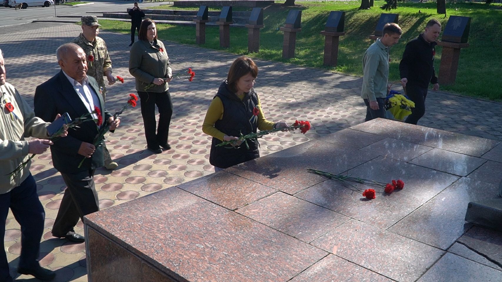 У Решетилівці поклали квіти до меморіальних комплексів