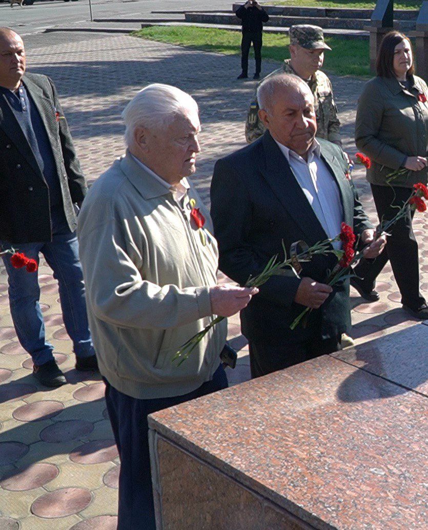 У Решетилівці поклали квіти до меморіальних комплексів
