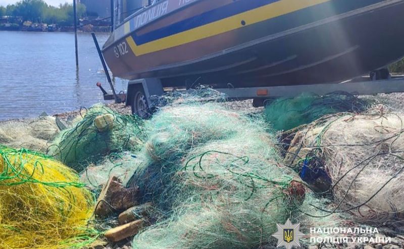 На Кременчуцькому водосховищі правоохоронці вилучили понад кілометр браконьєрських сіток
