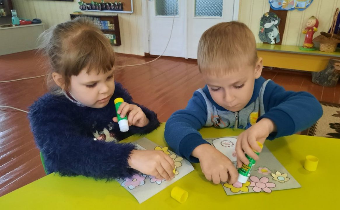 Вихованці Решетилівської філії ПОЕНЦУМ власноруч створили подарунки для матусь