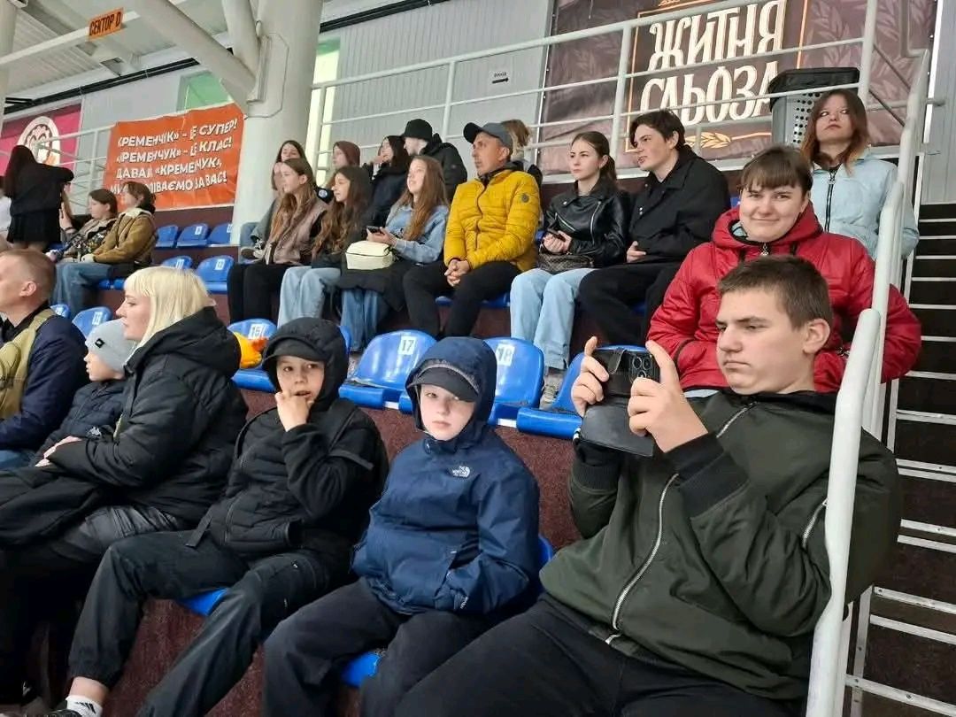 50 дітей захисників і захисниць України побували на льодовій арені у Кременчуці
