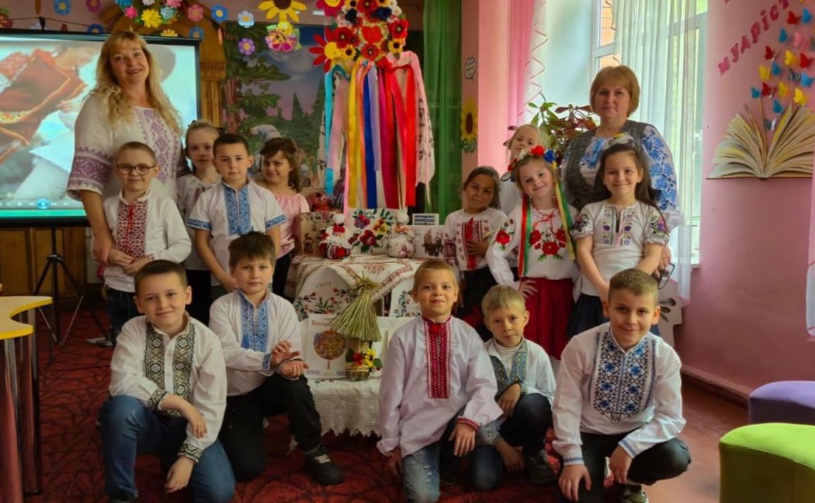 «Українська вишиванка — символ Батьківщини»: решетилівські школярі відвідали бібліозахід
