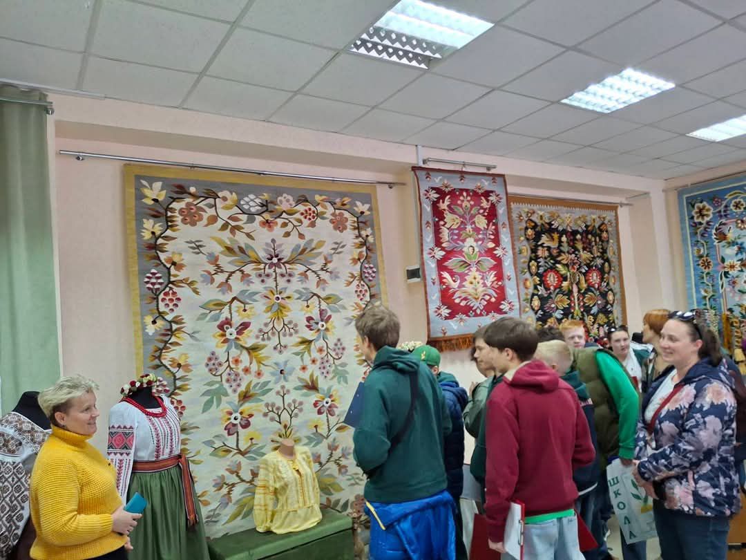 Полтавські школярі — гості Всеукраїнського центру вишивки та килимарства
